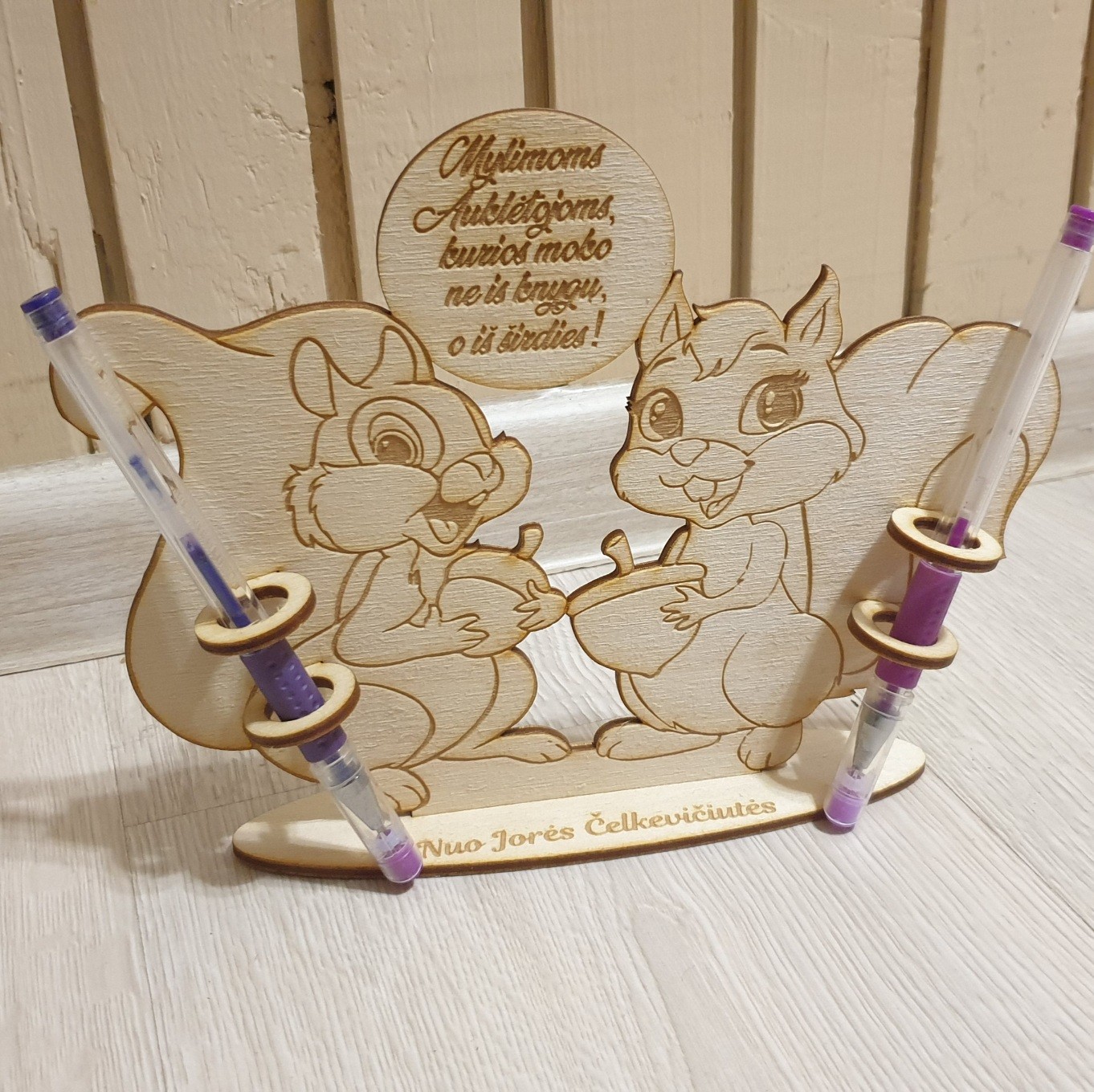 Medinis pieštukų stovas su voveraitėmis