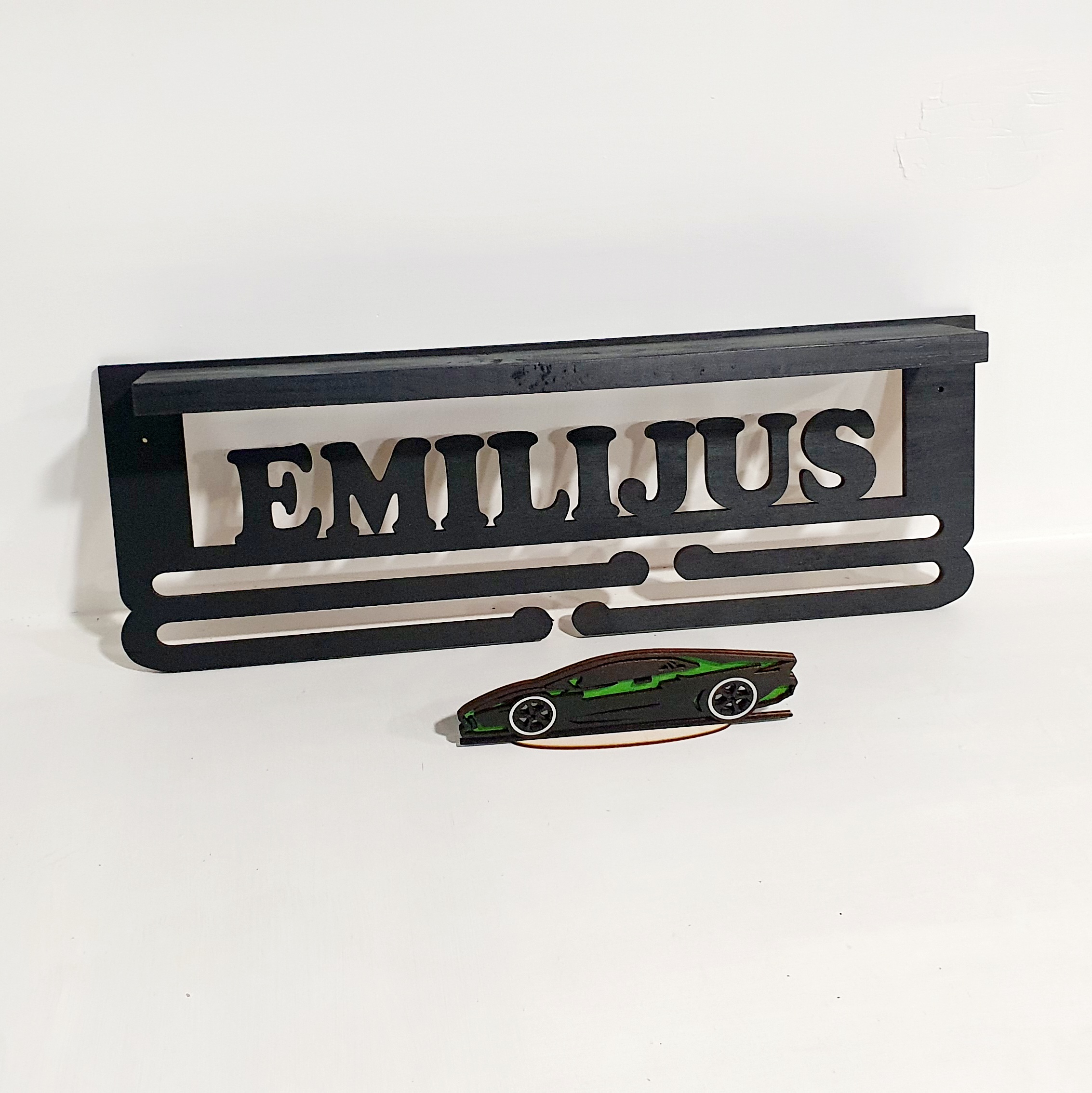 Medinis stendas su lentynėle ir vardu