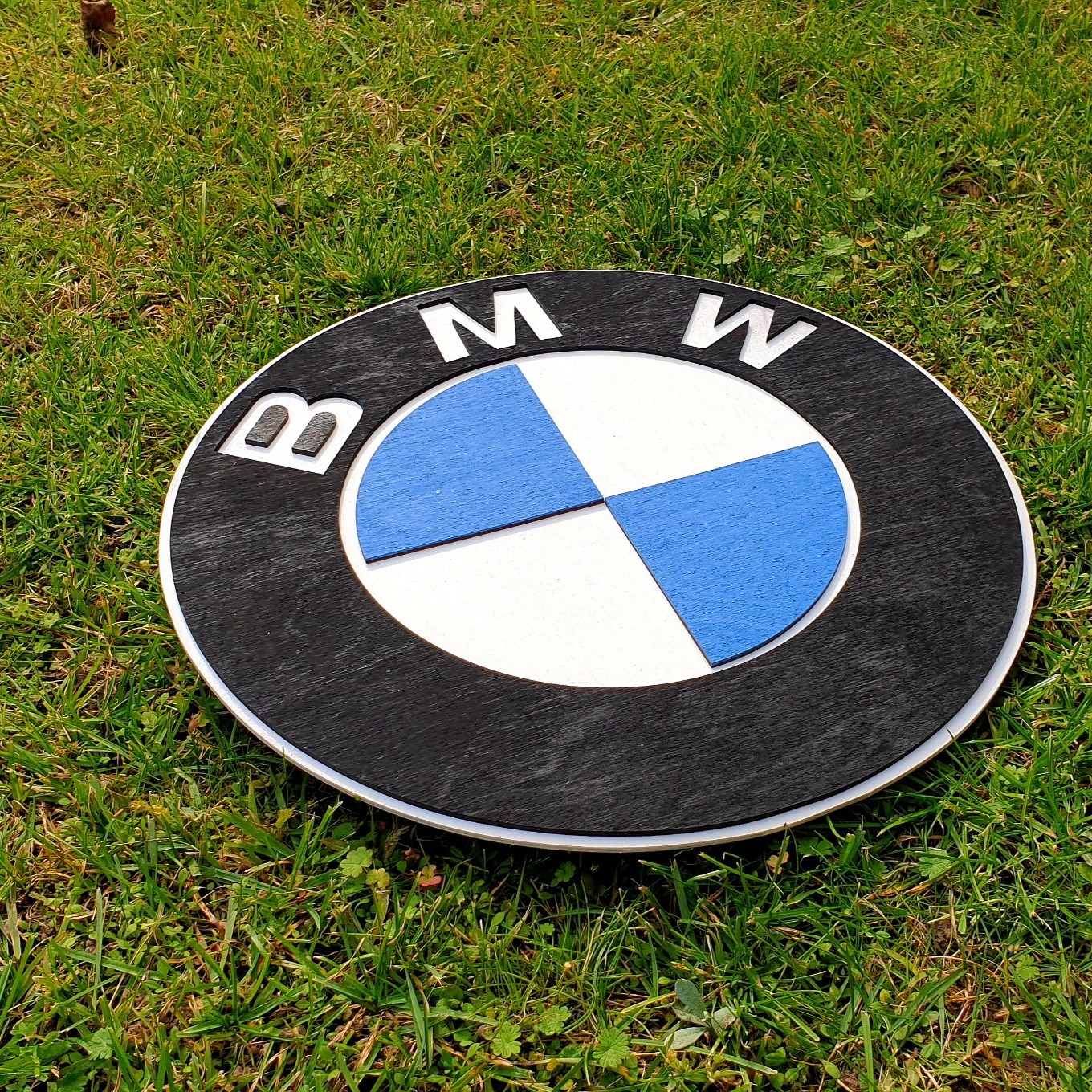 Rankų darbo BMW sienos dekoracija