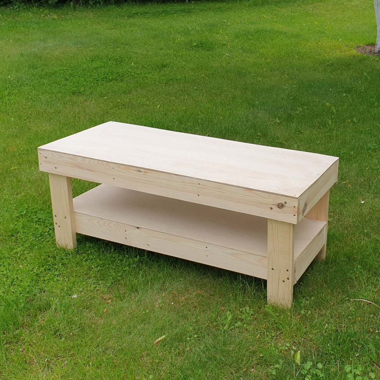 Rankų darbo staliukas su lentyna