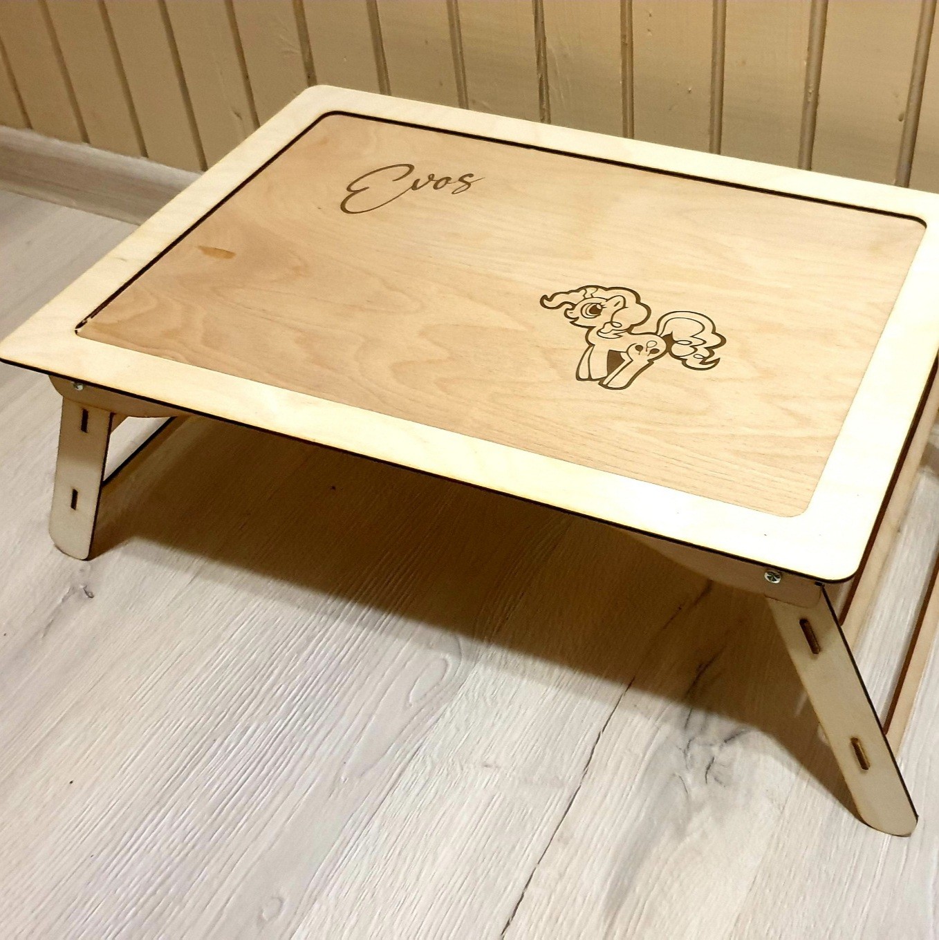 Staliukas su išgraviruotu piešiniu