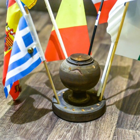 Tekintas medinis stovelis vėliavėlėms
