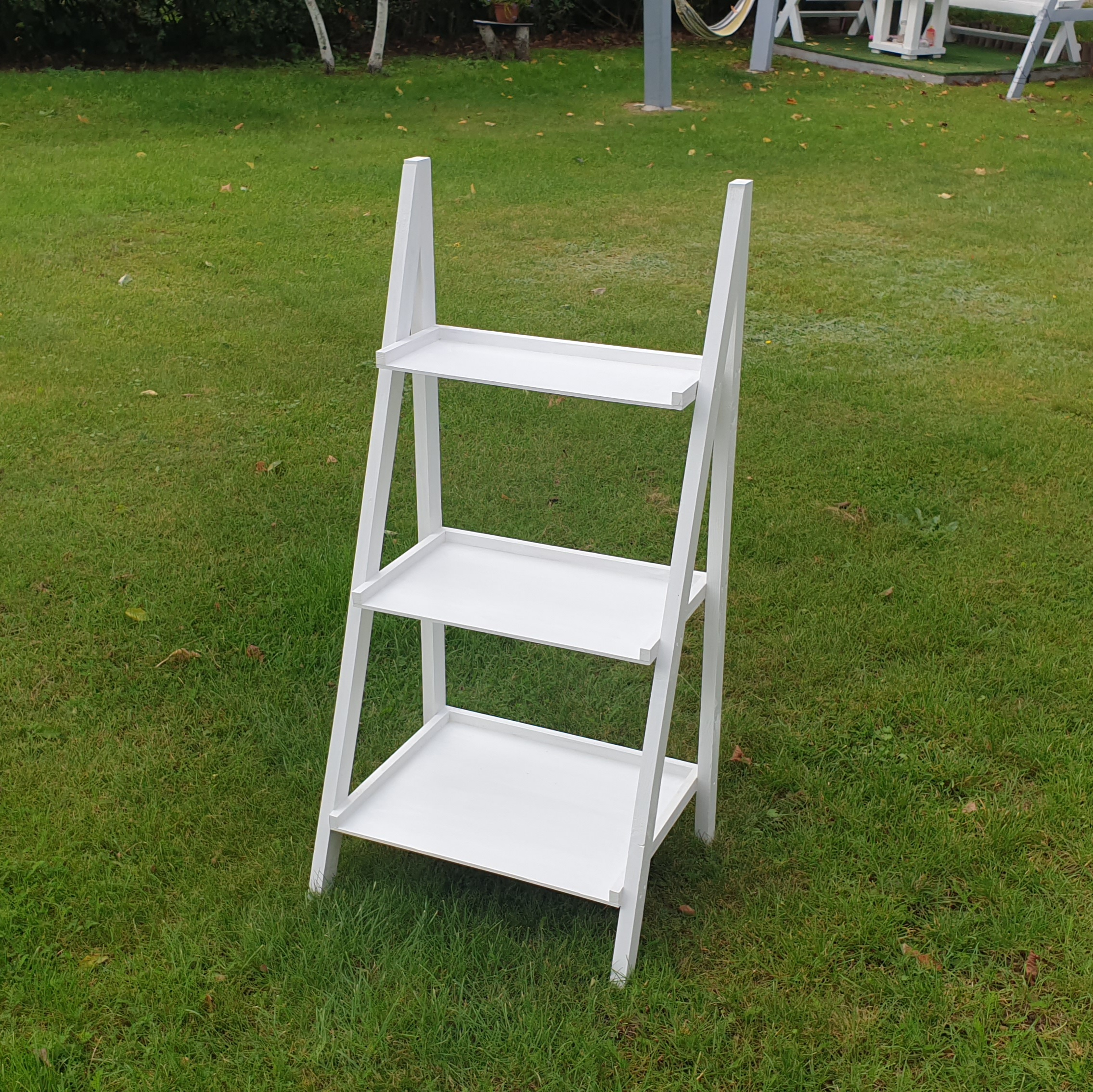 Trijų aukštų pakopų stovas desertams