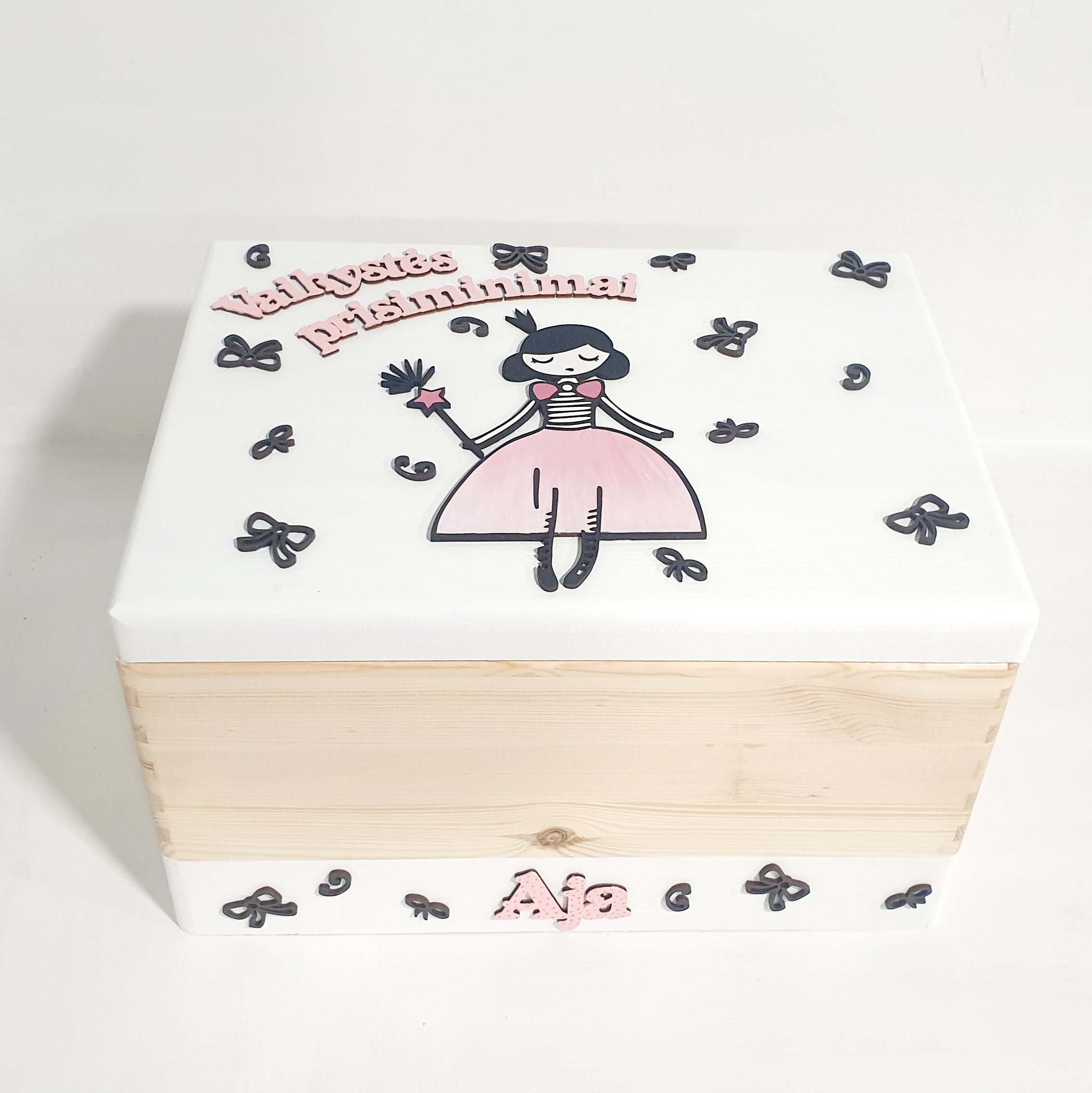 Vaikystės prisiminimų dėžutė su vardu