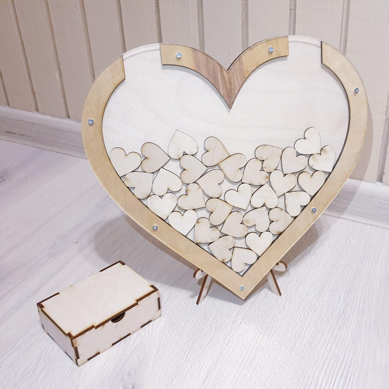 Vestuvių svečių knyga širdies formos rėmelyje